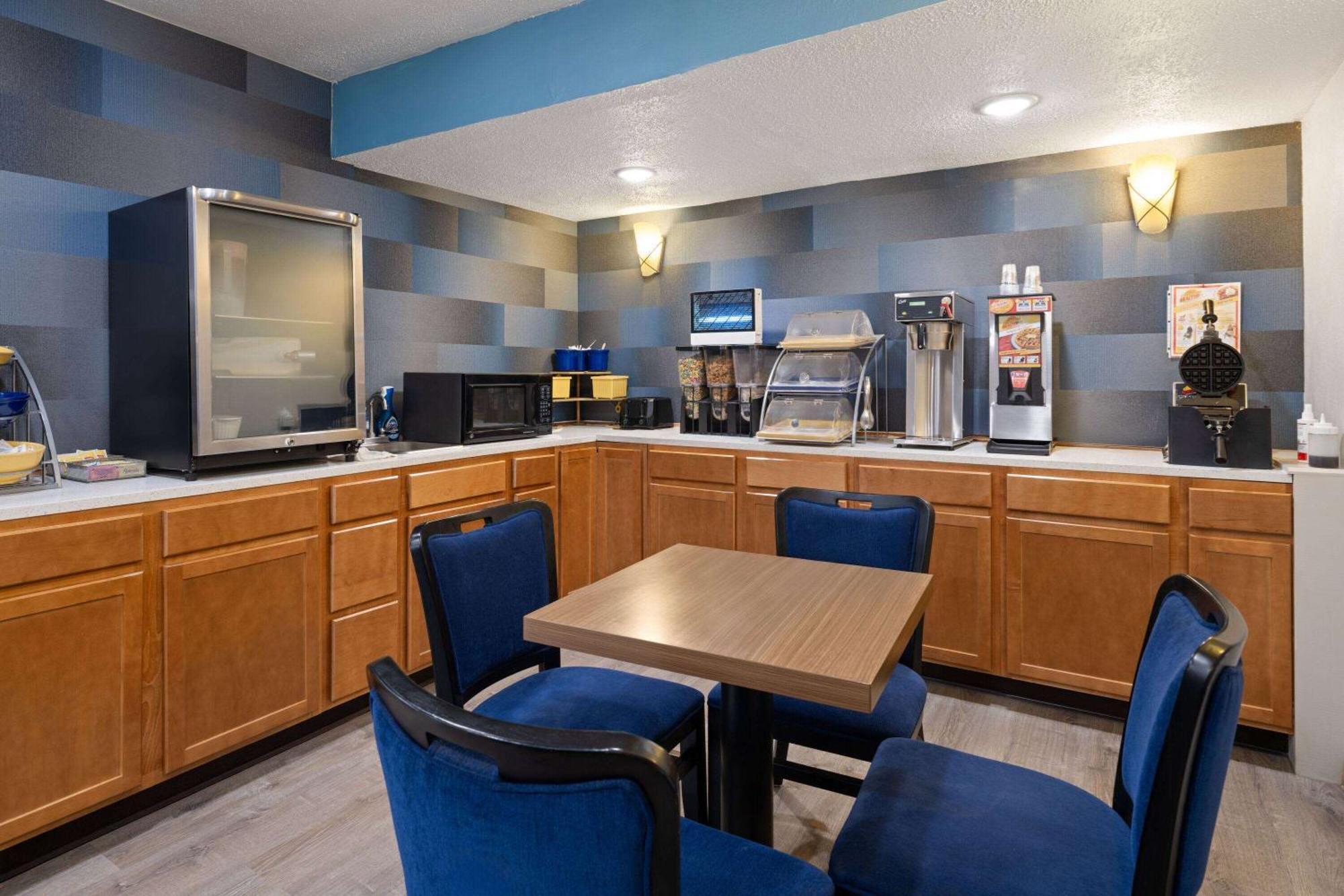 Days Inn & Suites By Wyndham Kokomo Exterior foto